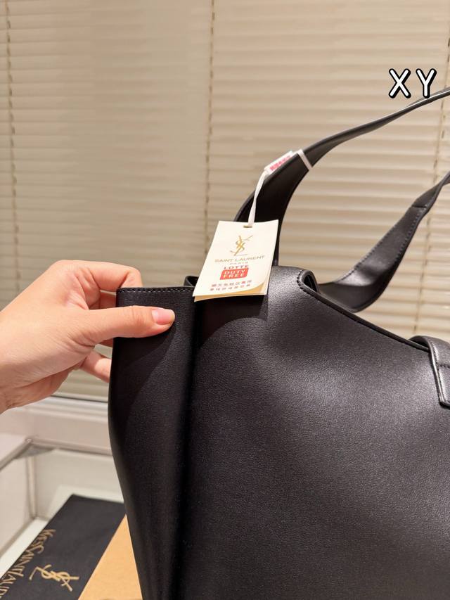 The leather version of Ysl tote bag feels too gentle and easy to match, making it stand out. # Ysi Ysl is the most eye-catching bag of this year. Although the body of the mountain bag is large, it is very light, and the sheepskin material feels light