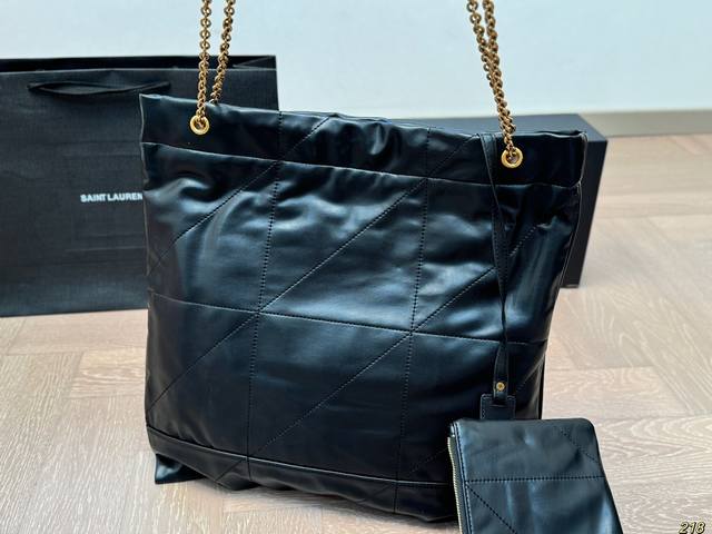 Saint Laurent ysl Tote bag hidden Rocket appears! I am particularly satisfied with the commuting bag and have been tempted ten thousand times!! Super Super Super Rocket's commuting bag texture is really wow highly recommended!!! Size 36 36