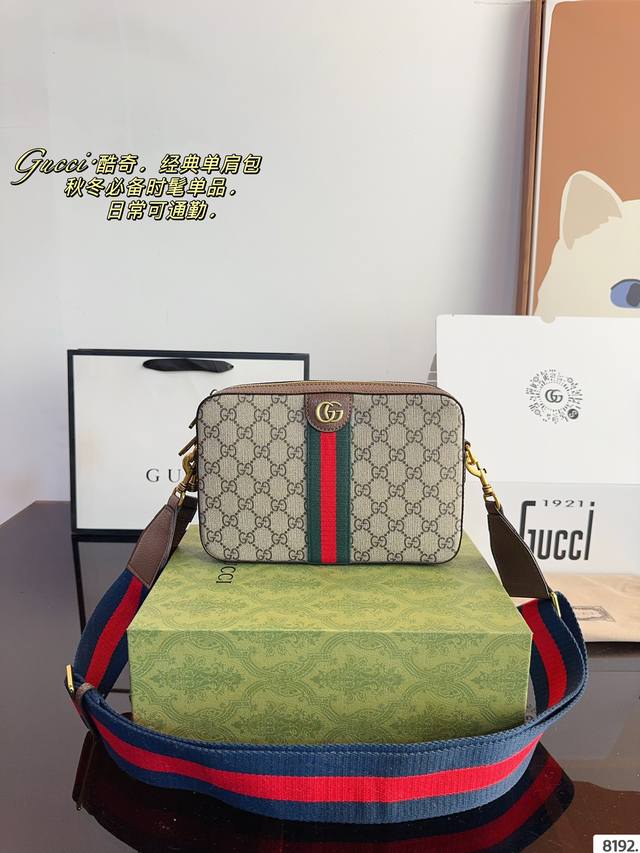 Comes with a gift box Gucci's new camera series Danning is really cool. In addition to its original elegance and retro style, it has become more fashionable and youthful. The black denim is slightly worn out. As a complete denim enthusiast, this seri