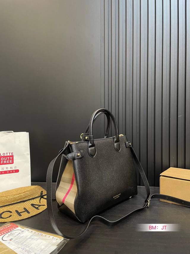 Burberry tote bag, new tote bag! Side suction mode allows for carrying while carrying a long shoulder strap, which can be worn diagonally or on one shoulder! Size: 33 25