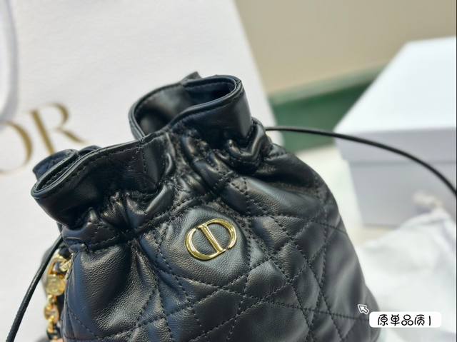 The front of Dior's new product comes with a vintage gold finish metal CD logo, paired with a drawstring compartment for storing various daily items. Paired with an adjustable chain shoulder strap adorned with leather straps, it can be carried, slung