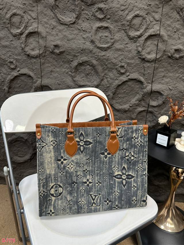 Lv Onthego denim vintage tote bag, fashionable tote bag, denim is definitely worth a season. The oversized shopping bag makes it look really stylish when worn! Size 34.27cm: