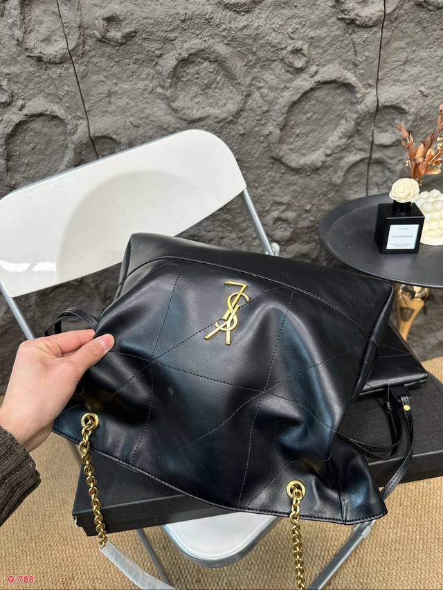 Pack the box! Size 35.31: The Saint Laurent Jamie handbag has a high-quality texture, super large capacity, and durability