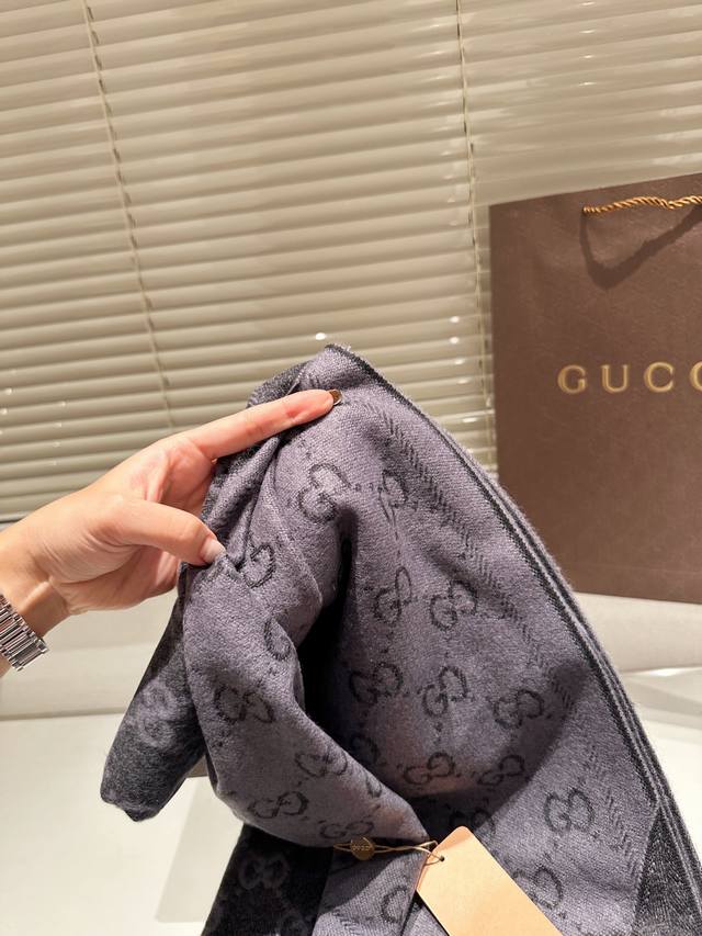 High end cashmere scarf gift box Guqi classic scarf made of real materials! This scarf is suitable for spring, autumn, and winter! It looks great as a shawl! Brighten skin tone! The upper body effect has a very strong aura, with a soft and textured f