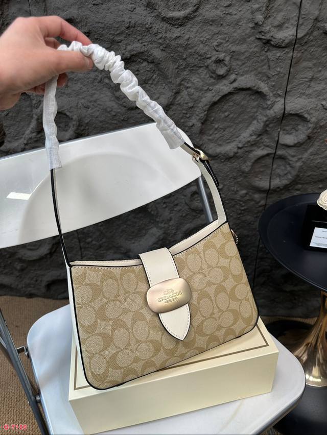 Paired with a folding box, Coach under the armpit amplifies the trick! The new Eliza series is really amazing! The minimalist design is truly eye-catching! The color is simple yet elegant, full of fashion sense, easy to match to create a sense of fas