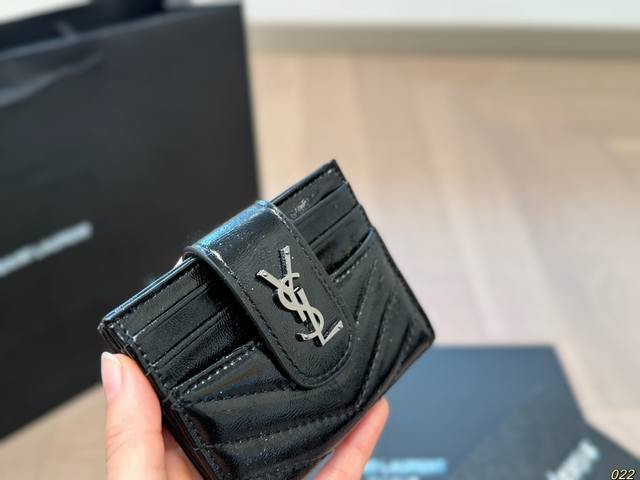 The latest model of Saint Laurent YSL counter with box matching has made a hot debut! Exquisite workmanship, comparable to a counter! Multi functional small wallet card bag with multiple card slots is a fashionable and beautiful must-have, super prac