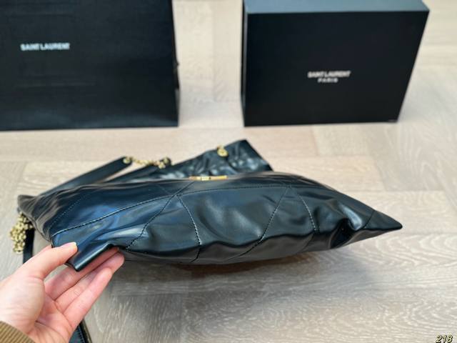 Saint Laurent ysl Tote bag hidden Rocket appears! I am particularly satisfied with the commuting bag and have been tempted ten thousand times!! Super Super Super Rocket's commuting bag texture is really wow highly recommended!!! Size 36 36