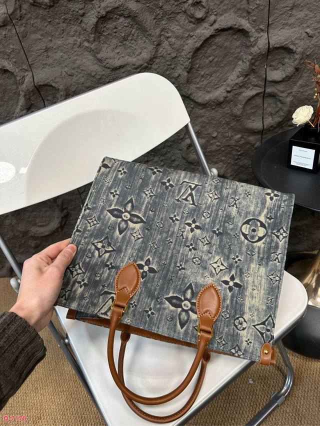 Lv Onthego denim vintage tote bag, fashionable tote bag, denim is definitely worth a season. The oversized shopping bag makes it look really stylish when worn! Size 34.27cm: