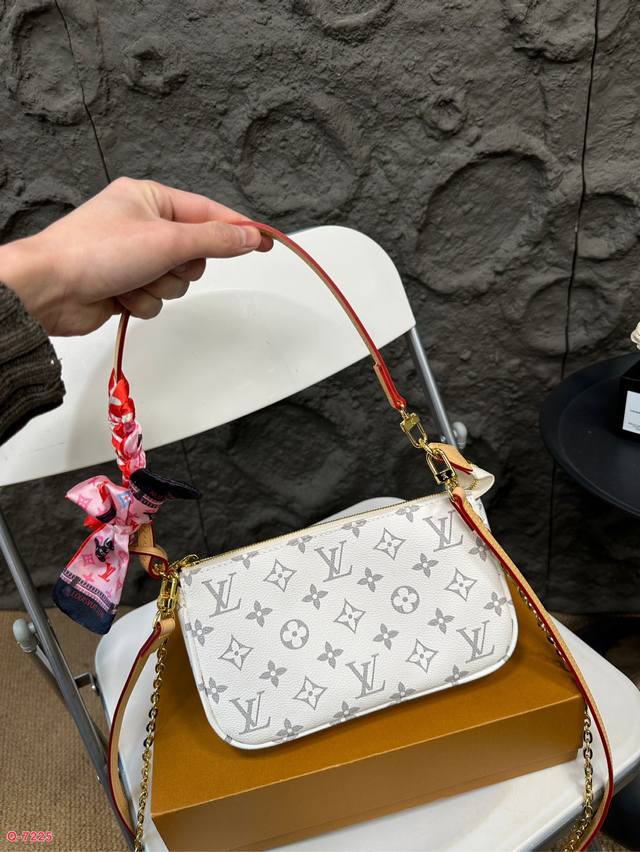 Paired with a folding box Lv Louis Vuitton and a silk scarf, this is a vintage mahjong bag under the armpit. It is exquisitely crafted and has an elegant shape that balances beauty and capacity. It is truly beautiful and durable, and can be carried f