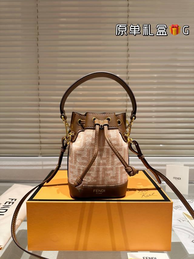 Fendi Mon Tresor's small bucket bag is probably the bag that trendsetters carry the most in the 2024 Milan Fashion Week street photos. Equipped with drawstring and fend metal emblem: