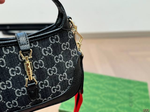 The Gucci Kuqi handbag is cool and versatile, fashionable and trendy. Any combination can be easily controlled. Size 19 13: