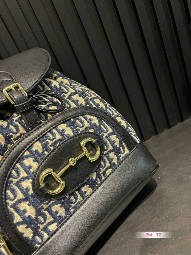 Dior vintage floral canvas backpack is very beautiful, both high-end and fashionable, with a high return rate. It is a lightweight, large capacity, and essential item for travel. Size: 24*28 :