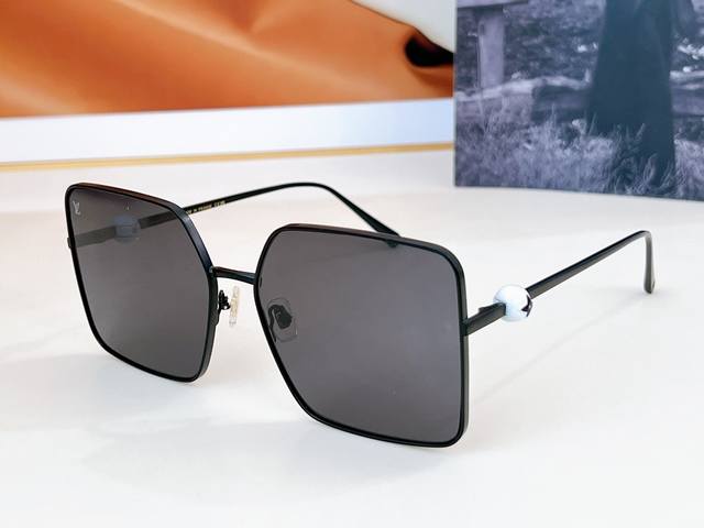 Louis Vuitton * Model: Z1996U Size: 63 Ports 16-145