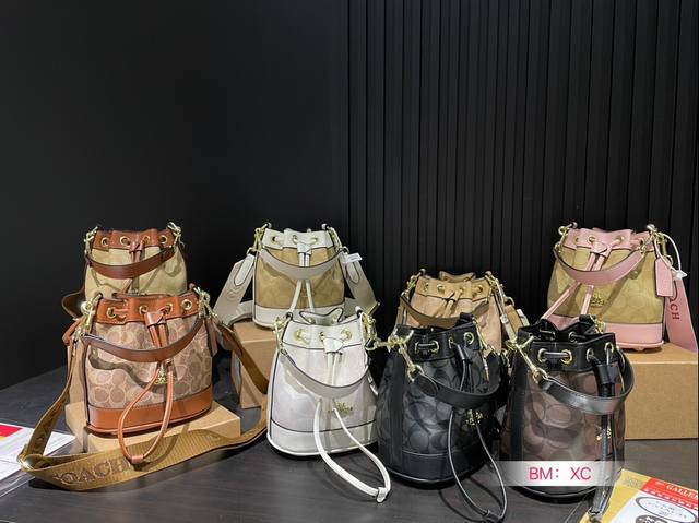 Recommended new box accessories: Coach Coach counter's new dempsey series mini bucket bag! Synchronized updates for counters! Can be carried by hand or shoulder and back~Super great effect on the upper body! Original vintage fabric paired with cowhid