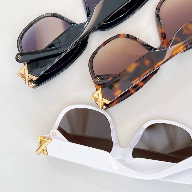 Louis Vuitton Model: Z2120E Size: 55 mouthed 18-140