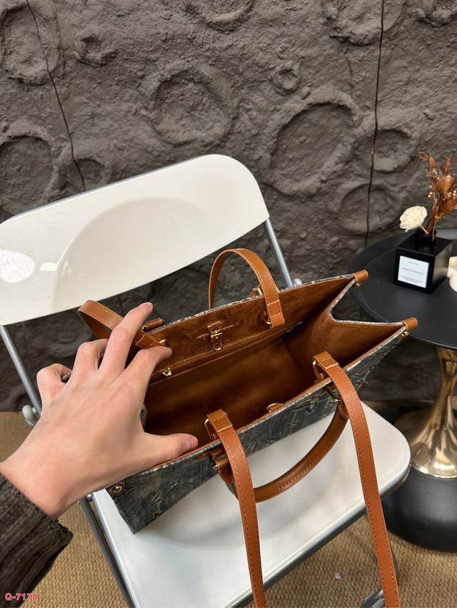 Lv Onthego denim vintage tote bag, fashionable tote bag, denim is definitely worth a season. The oversized shopping bag makes it look really stylish when worn! Size 34.27cm: