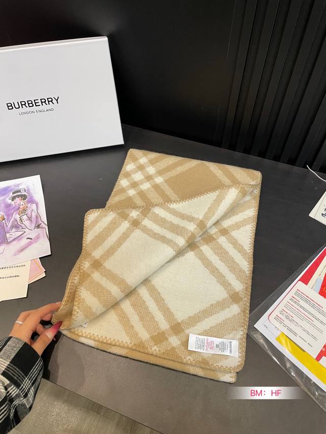 Cashmere Scarf Box Size: 180cm * 30cm Burberry Cashmere Scarf The gentlest color scheme for the upper body is super soft and comfortable. Don't you want to order this beautiful scarf now?