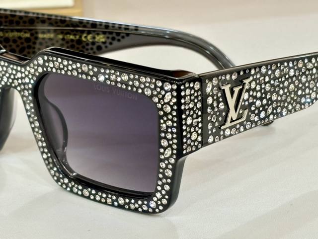 Louis Vuitton * Model: Z2396E Size: 54 ports 22 145