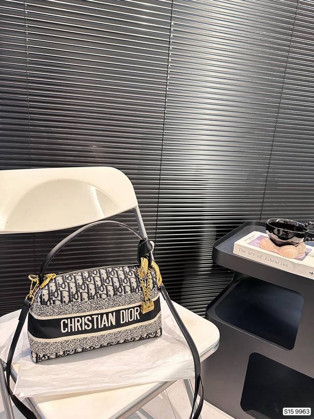 Paired with a box, the Dior Underarm Bag is a hot, cool, and sweet new style that looks great when you go out with just a handful. Size 27 14, item number 9963, has been redesigned