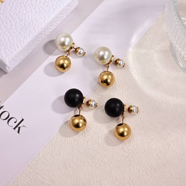 Dior's new top tier brands love Dior's new letter earrings, which have a metallic texture and a reverse version of the letter trendy style to grab the limelight. They are fully capable of modern young people's street photography, vacation fashion, an