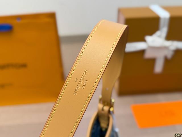 The variable code chip airplane box, Lv Carryall jeans tote bag, is simply Rocket. Well, it's casual and advanced style, and it can be matched with a durable and practical style. It's so wonderful. The blue flower style is super easy to match with ev