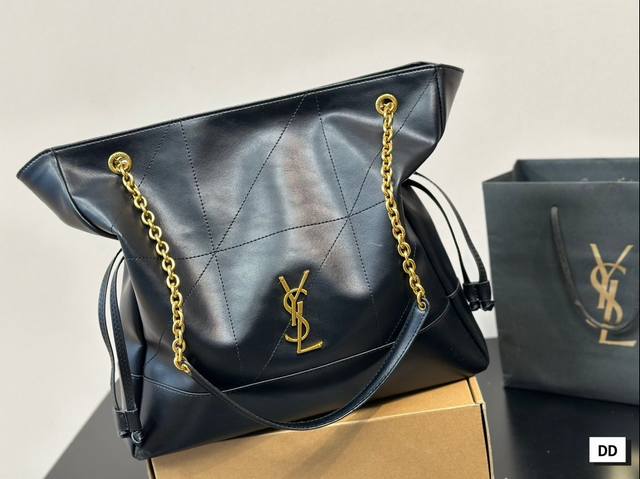 Paired with Ysl's new Jamie large handbag, the fashionable spark ignites instantly. The exquisite design of handbags not only perfectly stores your daily needs, but also showcases a lifestyle attitude. Relaxation is moderate, both elegant and full of