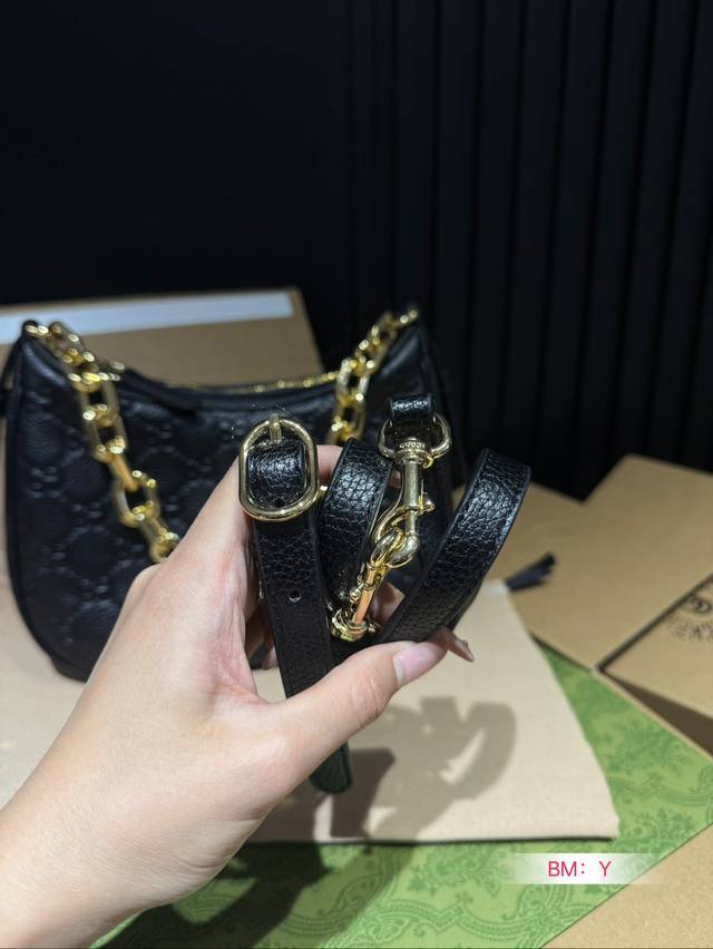 Paired with a foldable gift box, this cool underarm bag not only has a charming appearance but also a pleasing space. It is versatile and easy to carry all year round, making you instantly fashionable and refined. Gucci underarm bag, chain strap, hor