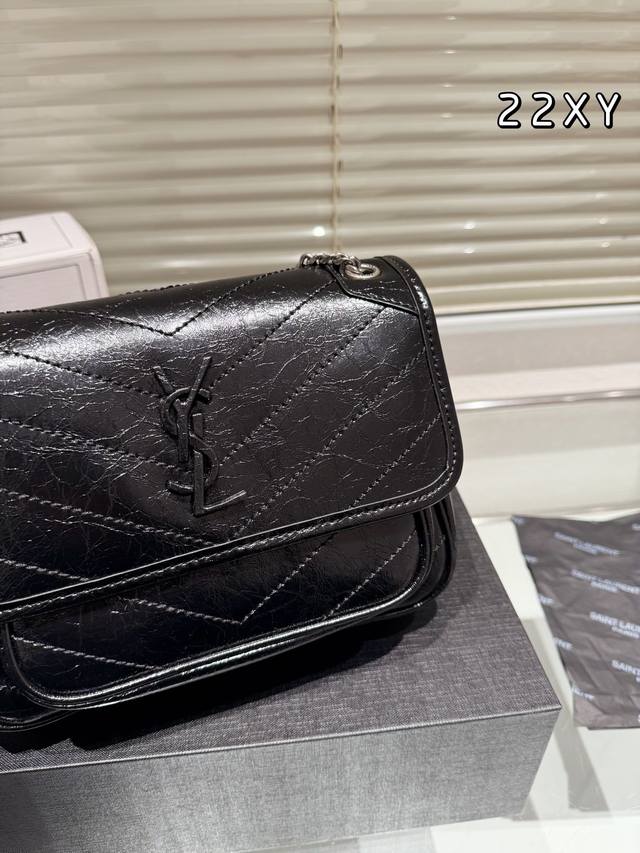 Box size: 22cm Niki is really easy to carry, it looks really nice and unique Ysl Niki leather material soft and sticky texture cowhide! cowhide! Ysl is made of cowhide both inside and outside