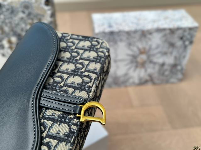 Folding box Dior diorwoc must pay cool and cute cross body bag is not small, just like the price is very high and light, buy it if you like Size 21 13: