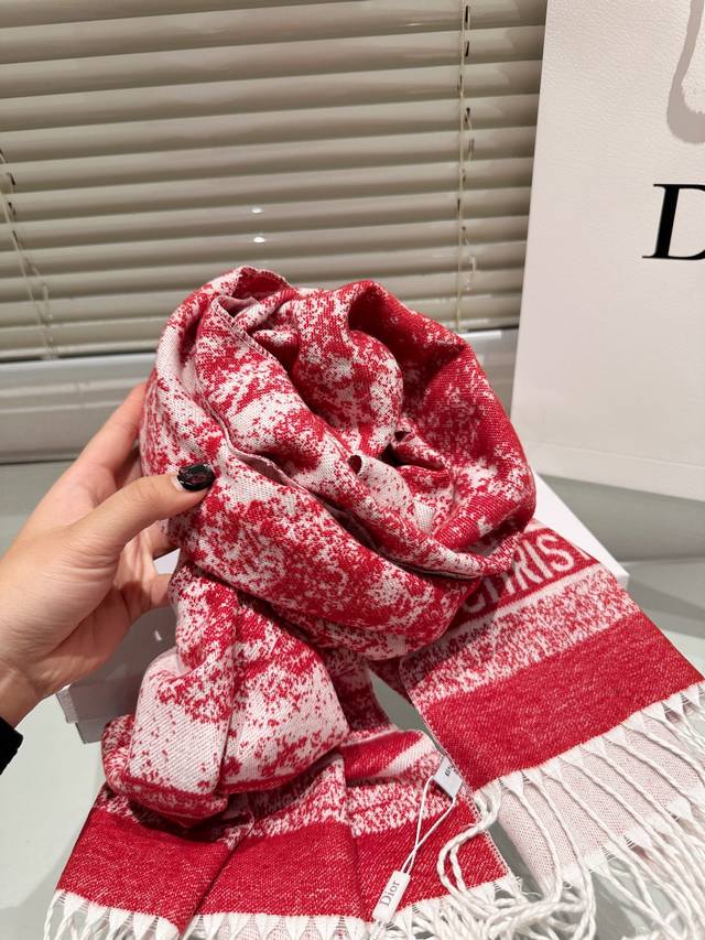 The new autumn and winter college style double-sided scarf has a thick, soft and super versatile feel, making it a fashionable item that can be used as a scarf or shawl! One side is decorated with the 