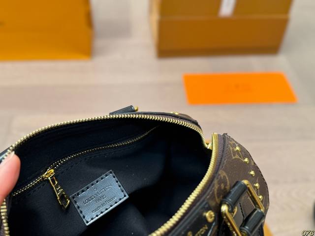 Folding box Lv old flower pillow bag is durable, exquisite, and super capable of holding capacity. It is also a must-have size for daily outings. Size 20 14: