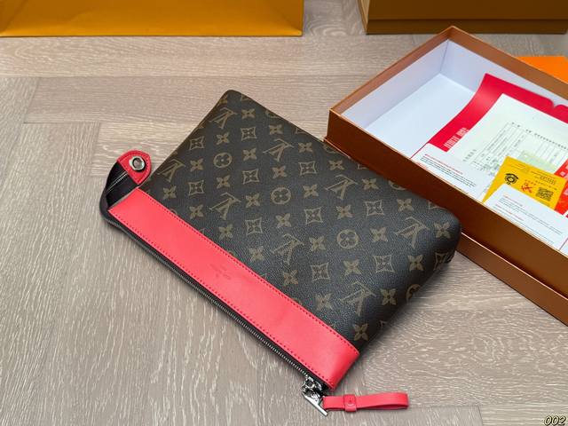 Lv's new hand-held bag comes with a box that is loved for daily use. It is versatile, classic, and simple in size 29 19 :
