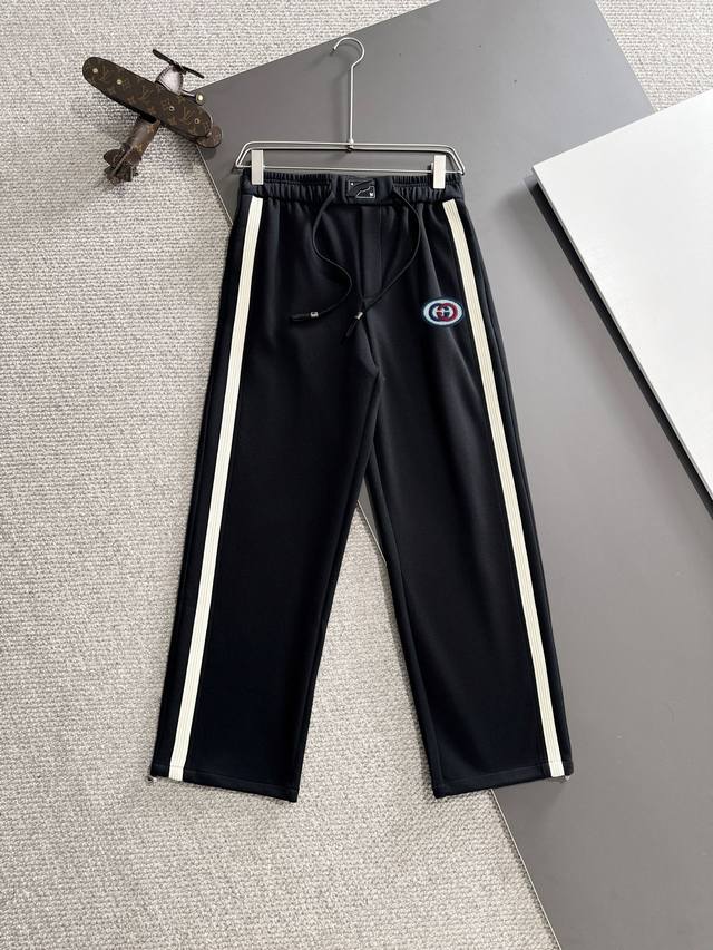 The next day, Gucci will ship the new elastic band casual pants for autumn and winter 2024. The custom-made fabric at the counter has high breathability and comfort, impeccable details, and brand element design concepts, reflecting high quality. Deli