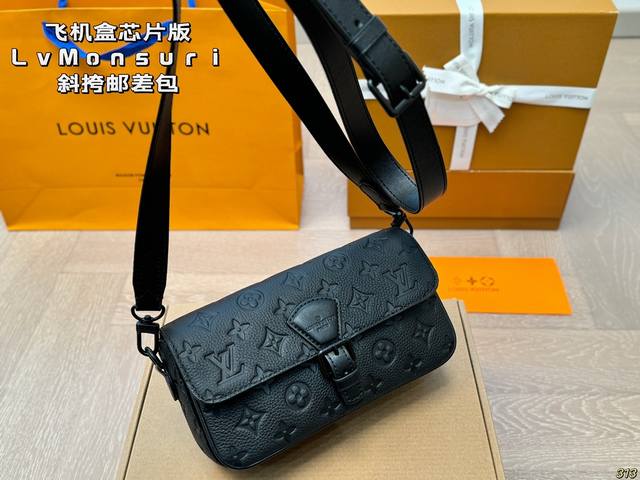 The latest spring and summer Montsouris series men's small messenger bag with a square and long bag shape that has a bit of a French stick smell. The overall All Black design is really cool