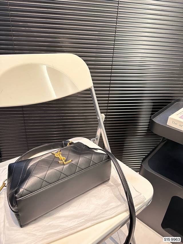 Paired with a box, the Saint Laurent armpit bag is a hot, cool, and sweet new style that looks great when you go out. Size 27 14, item number changed to 9963