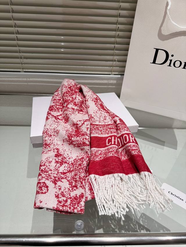 The new autumn and winter college style double-sided scarf has a thick, soft and super versatile feel, making it a fashionable item that can be used as a scarf or shawl! One side is decorated with the 
