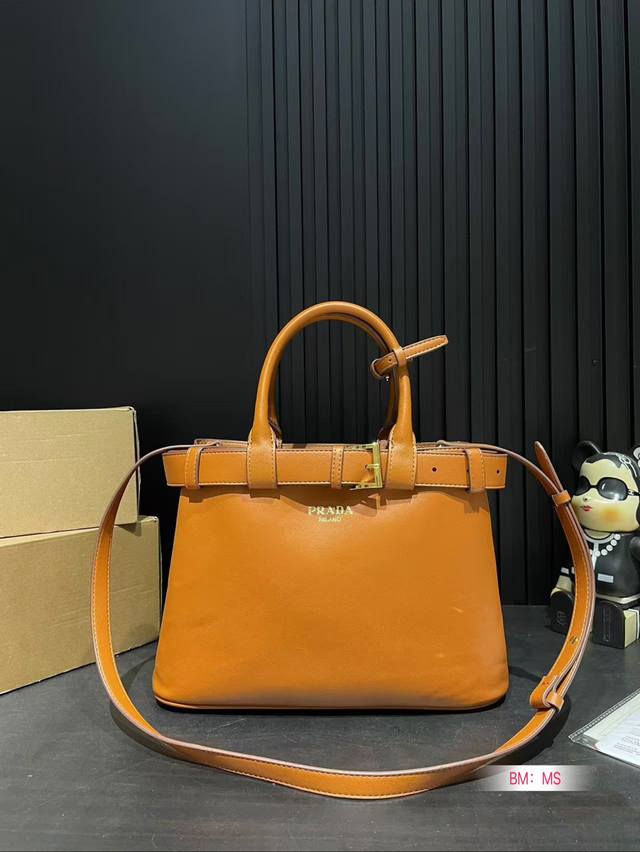 Paired with a folding gift box, Fendi Peekaboo kitten bag, classic bag design with a fashionable and high-end feel, full of any combination can be easily controlled. Size: 33 * 24: