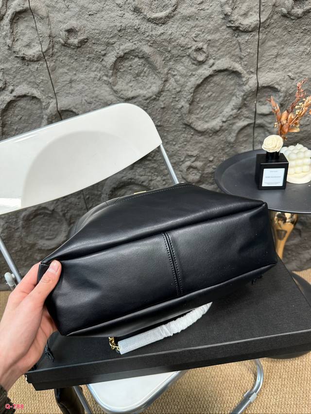 Pack the box! Size 35.31: The Saint Laurent Jamie handbag has a high-quality texture, super large capacity, and durability