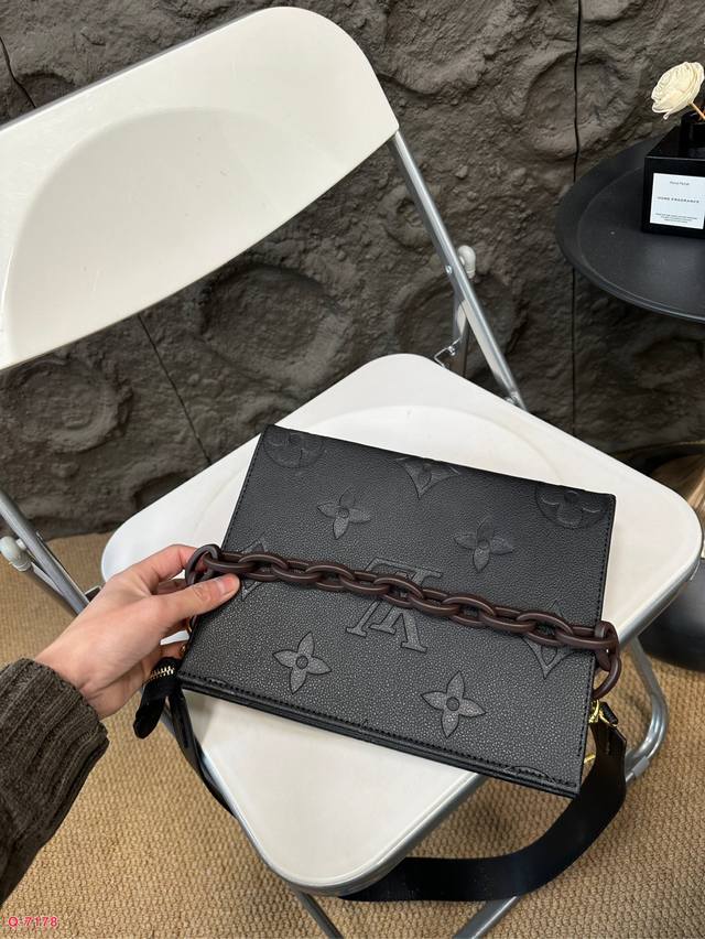 Lv embossed toiletry bag shoulder bag is a must-have for daily travel. It has a large capacity and good appearance. Online size: 26.20cm