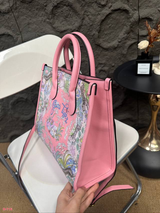 The texture of the Kuqi Gucci tote bag is very high-end, the capacity is super large, and it is also very durable. When carrying it on the street in daily life, it has a 100% return rate, which is this casual and lazy feeling. Size 32.27cm:
