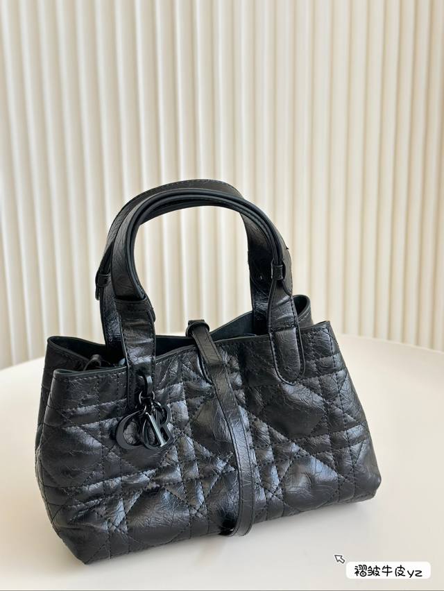 The Dior Toujours shopping bag is simply irresistible, exuding a strong sense of sophistication and sophistication. It is a must-have item for Jimei, with dimensions of 25 * 15, 30 * 21, and 36 * 28