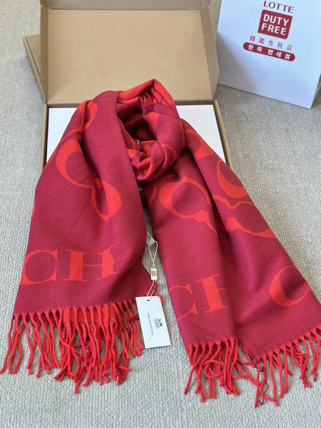 Comes with a box of wool scarf Size: 70 * 180cm Coach's new jacquard scarf. The wool feels super thick, soft, and comfortable, with a high-end aura and a stable 