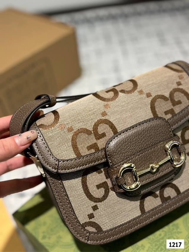 The Gucci 1955 horseneck buckle handbag, packaged in a gift box, made a stunning debut in the early spring collection. This handbag continues the lines and styling of classic items from over sixty years ago, cleverly blending classic details with mod