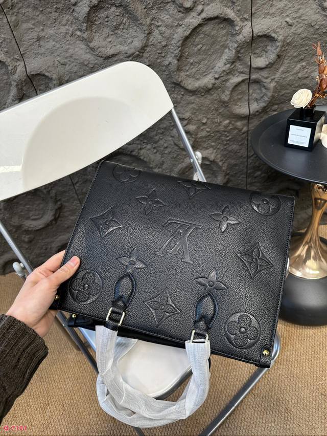 The Lv Onthego handbag tote bag is a cost-effective item that is very practical in both design and appearance. The large logo is super fashionable and not easily deformed, and the upper body has a great temperament. Size: 34.27cm: