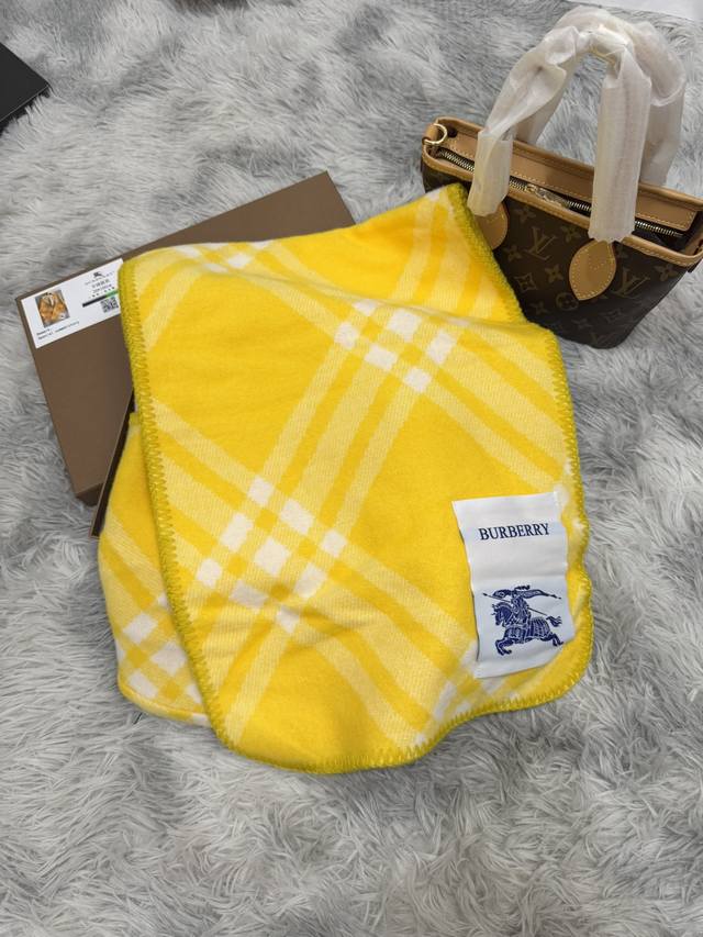 New scarf, Burberry. Original beautiful item, classic explosive item, returns to the forefront. Burberry's new imported Nepalese cashmere top embroidery scarf is definitely a screaming quality fashion brand's top design Essential high-end products fo