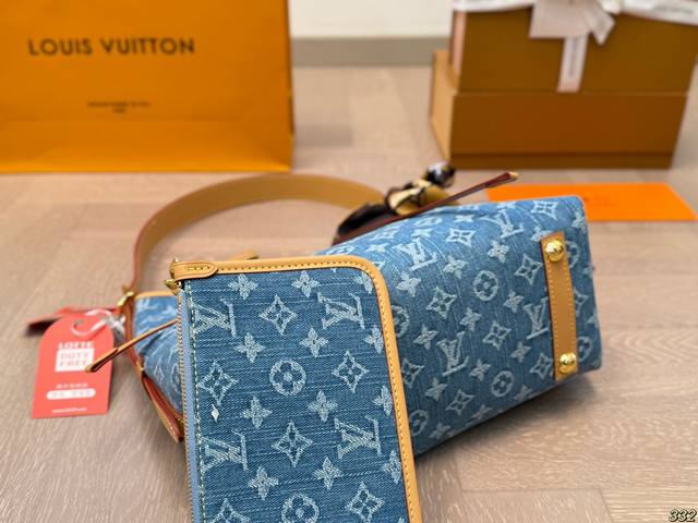 The variable code chip airplane box, Lv Carryall jeans tote bag, is simply Rocket. Well, it's casual and advanced style, and it can be matched with a durable and practical style. It's so wonderful. The blue flower style is super easy to match with ev