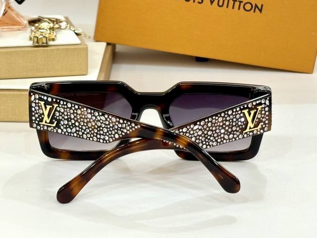 Louis Vuitton * Model: Z2396E Size: 54 ports 22 145