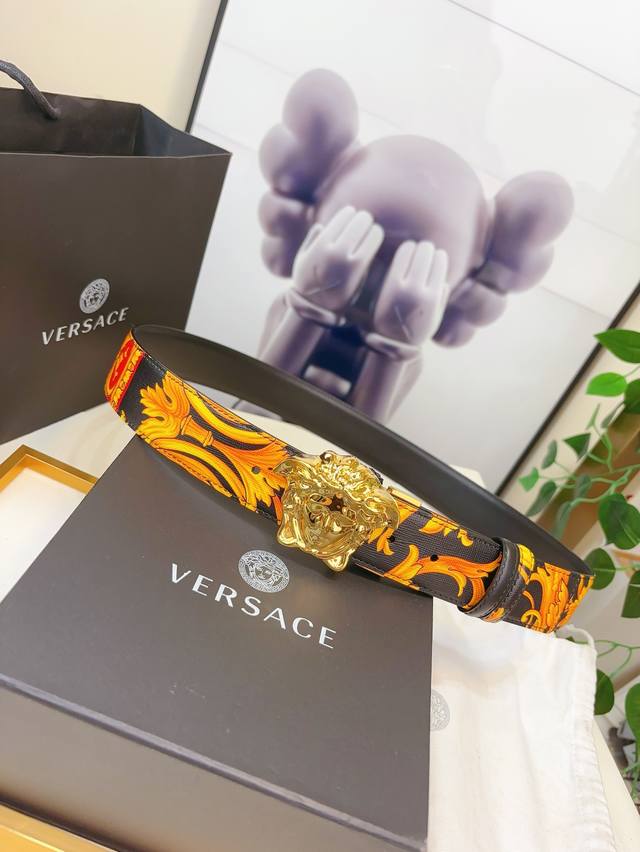 This Versace Palazzo belt is made of cowhide fabric and adorned with le Pop Classique print and iconic Medusa hardware accessories. 4.0cm width: