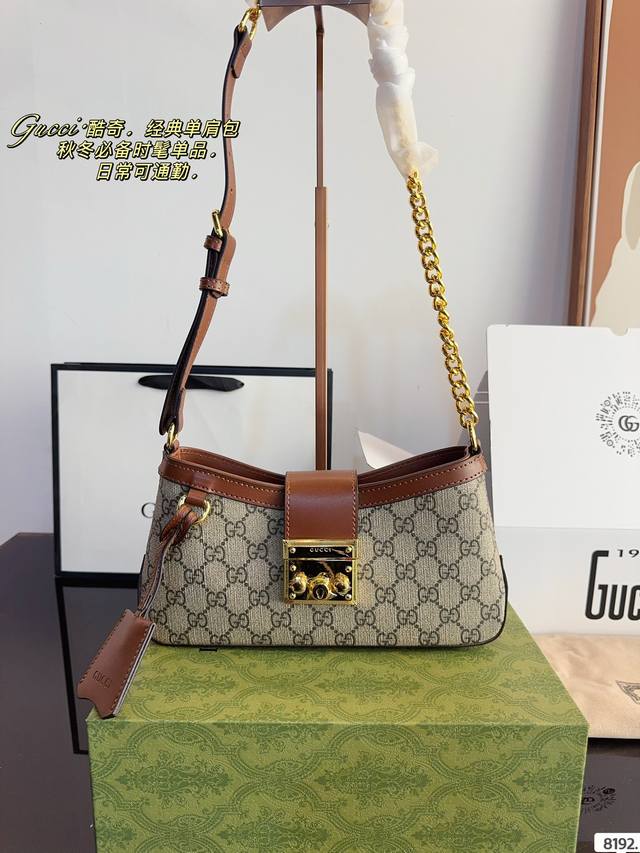 Comes with a gift box Gucci Padlock Underarm Backpack 2024 New Hobo Compared to the previous Padlock, it is lighter and has smoother and more natural lines. The hardware part will not collapse very much, and the package has a firm bottom: