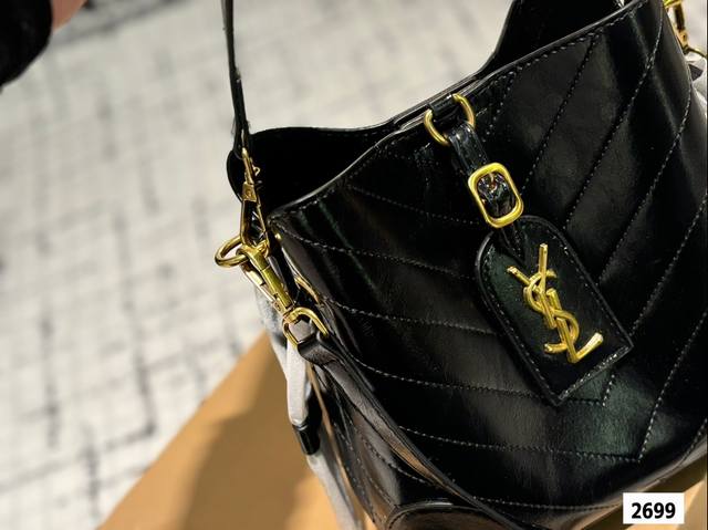 The Ysl bucket bag with the box is a hot, cool, and sweet new style that looks great when you go out. Size 21.20